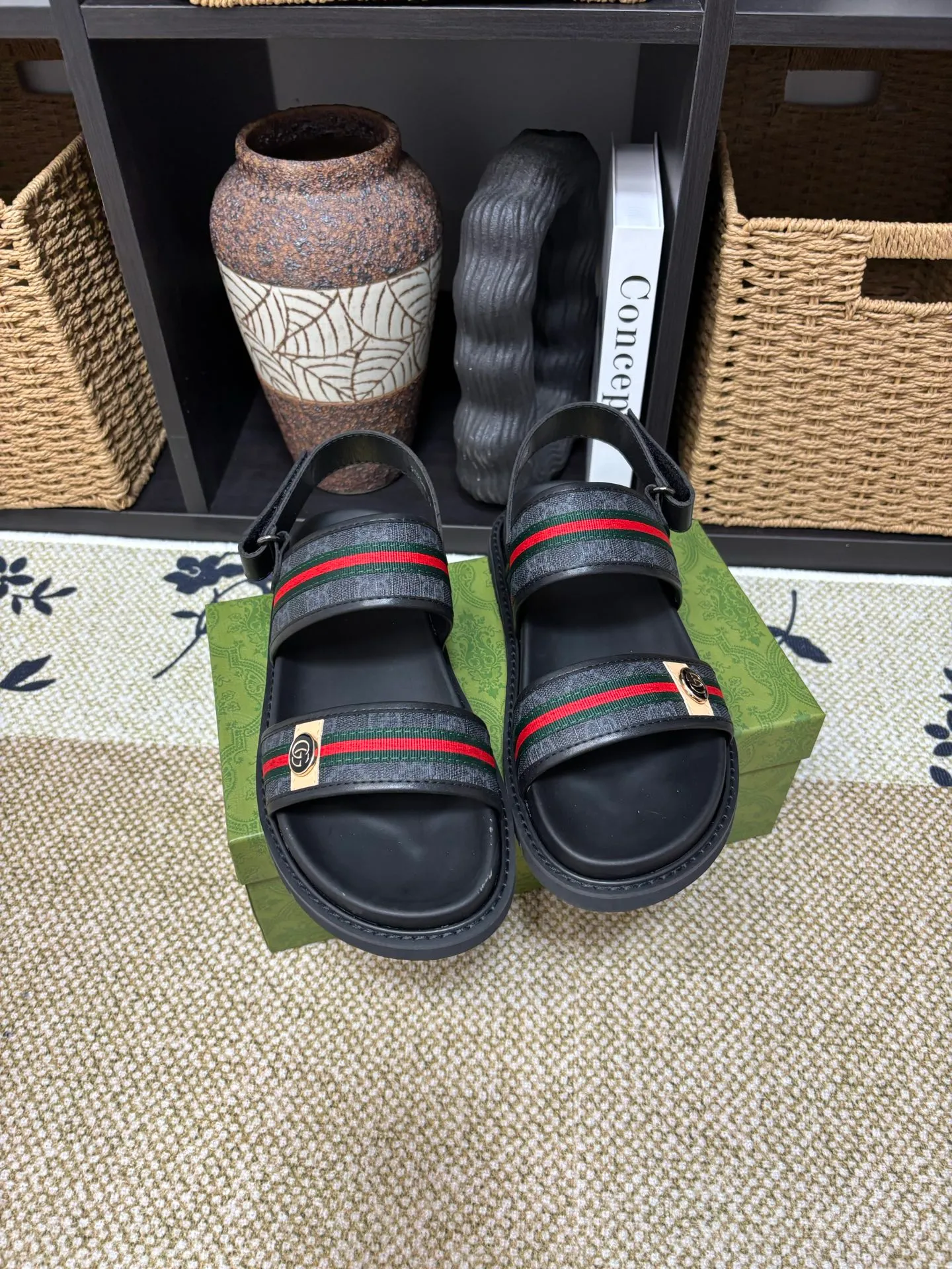 Factory 💰 300 yuan Gucci slippers] high-end men's shoes brand official website 1:1 latest masterpiece: original mold customization, the fabric is made of imported original materials, upgraded outsole, lighter and non-slip. The market's top quality, simple yet tasteful, a must-have for fashionistas, fashionable at your feet, full of confidence, the same style at the counter 👍The season of summer slippers is here. Code: 38-45 (45 customized)